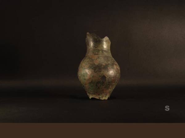 Oinochoe in lamina di bronzo. Insediamento sardo di Nuraxinieddu-Oristano di “Su cungiau ‘e Funtana”, fine dell’ VIII-prima metà del VII sec. a.C.