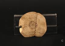 Coperchio discoidale di cista in osso o in avorio con decoro a rosetta cenmtrale e fascia anulare a treccia. Necropoli settentrionale di Tharros. Circa 630/600 a.C.