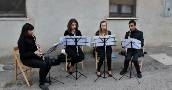 I clarinettisti dell' AP Clarinet Band durante la performance musicale nella terza fermata in via Goito