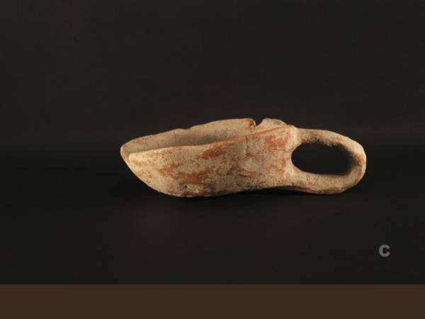 Tazza attingitoio ansata. Sinis di Cabras.  Neolitico medio finale- inizi neolitico tardo (cultura di San Ciriaco).