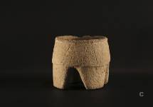 Vaso tetrapode in ignimbrite, decorato da motivo a denti di lupo. Simaxis. Su cungiau de is Fundamentas.  Neolitico tardo (cultura di Ozieri).