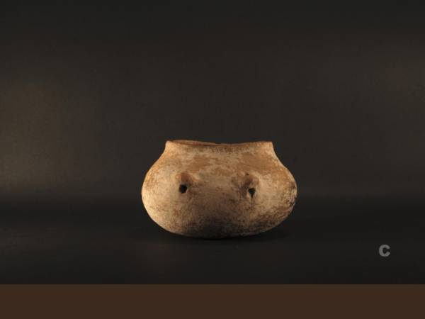 Orciolo a forma ellissoidale schiacciata con quattro prese forate. Insediamento sardo di Nuraxinieddu-Oristano di “Su cungiau ‘e Funtana”, fine dell’ VIII-prima metà del VII sec. a.C.