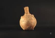 Fiasca da pellegrino. Ceramica di artigianato sardo su modello cipriota o filisteo. Prima età del ferro. Sinis.