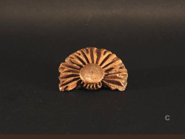 Pintadera (timbro per pani) fittile  a sagoma circolare, decorata a raggi. VIII sec. a.C. Sinis.