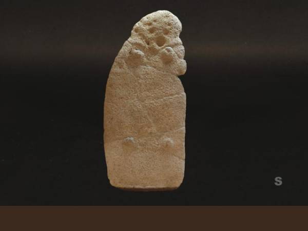 Statua-stele rappresentante la dea madre polimazone (dalle molte mammelle). Arenaria. Neolitico tardo. II metà IV millennio a.C. Sinis di San Vero Milis. Serra is Araus. Necropoli a grotticelle artificiali (domus de janas).