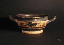 Coppa- skyphos (vaso per bere vino) attica a figure nere con Herakles che lotta con il toro di Creta. Gruppo di Haimon. Circa 480 a.C. Tharros. Necropoli meridionale.