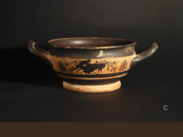 Coppa- skyphos (vaso per bere vino) attica a figure nere con Herakles che lotta con il toro di Creta. Gruppo di Haimon. Circa 480 a.C. Tharros. Necropoli meridionale.
