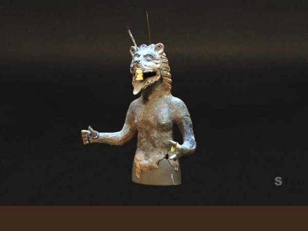 Divinità leontocefala (a testa leonina). Terracotta. II sec. a.C. Tharros. Tofet di Murru Mannu.