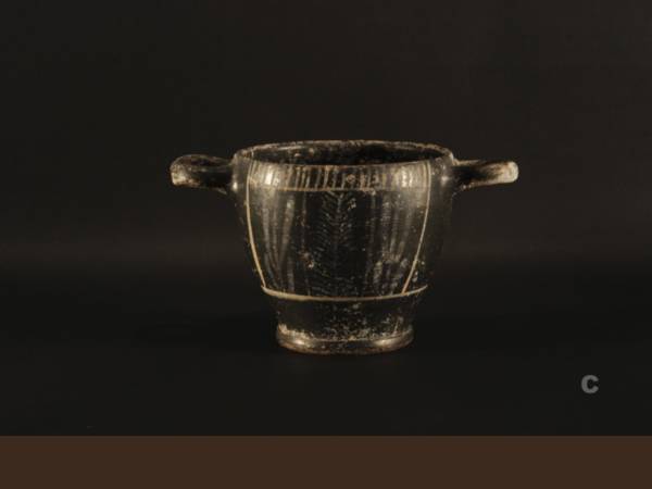 Skyphos (vaso per bere vino) a vernice nera con decoro vegetale sovraddipinto in bianco (Ceramica “delle pendici occidentali” dell’Acropoli). 430-410 a.C.