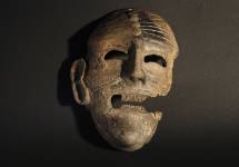 Maschera apotropaica (che allontana il male). Artigianato cartaginese. Terracotta. Prima metà del VI sec. a.C. Tharros. Necropoli fenicia settentrionale