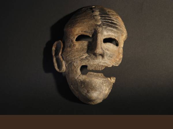 Maschera apotropaica (che allontana il male). Artigianato cartaginese. Terracotta. Prima metà del VI sec. a.C. Tharros. Necropoli fenicia settentrionale