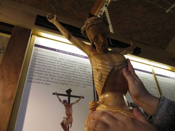 Particolare del Cristo di Nicodemo nella esposizione dedicata ai non vedenti del Museo Tattile