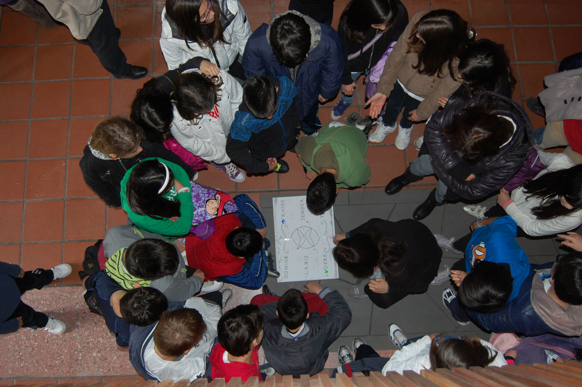 Ragazzi durante il laboratorio didattico con la tabula lusoria