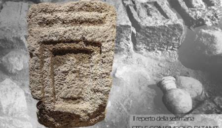 Stele con simbolo di Tanit conservata presso l'Antiquarium Arborense