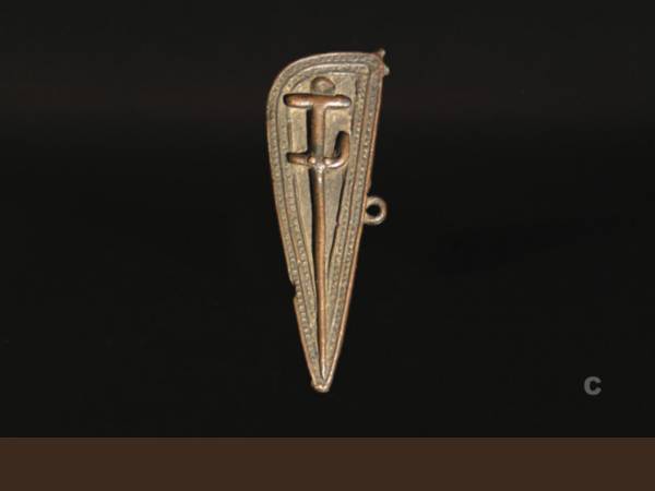 «Faretrina» votiva.Piastra triangolare dotata in origine di due occhielli sporgenti su margine laterale; lato a: Pugnale ad elsa gammata; lato b: pugnale a lama larga triangolare con forte costolatura mediana, ed elsa a collo cilindrico con testa a manubrio. Bronzo. Produzione indigena. VIII sec. a.C. Sinis.